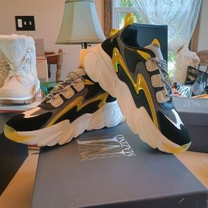 Mizuno Men's Black and Yellow Sneakers